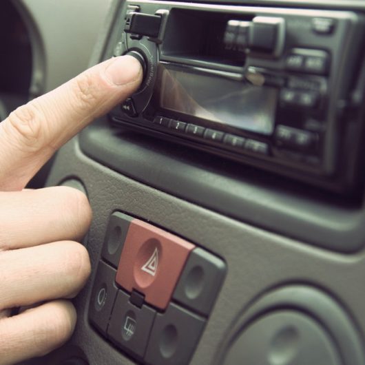 car-music-audio-controls-3102